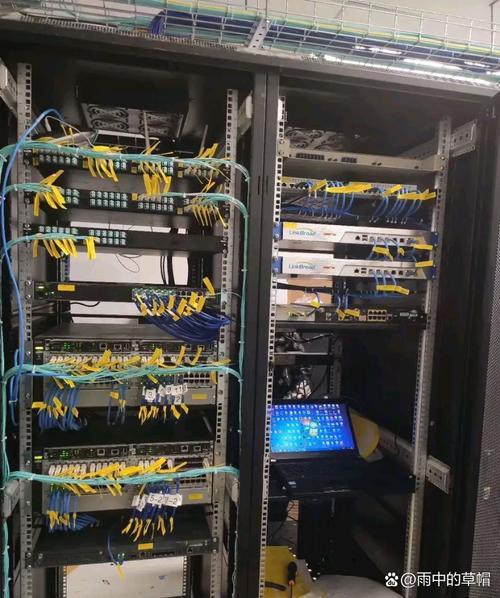 今天我跟师傅一起去一家制衣厂处理他们厂的电脑网络故障