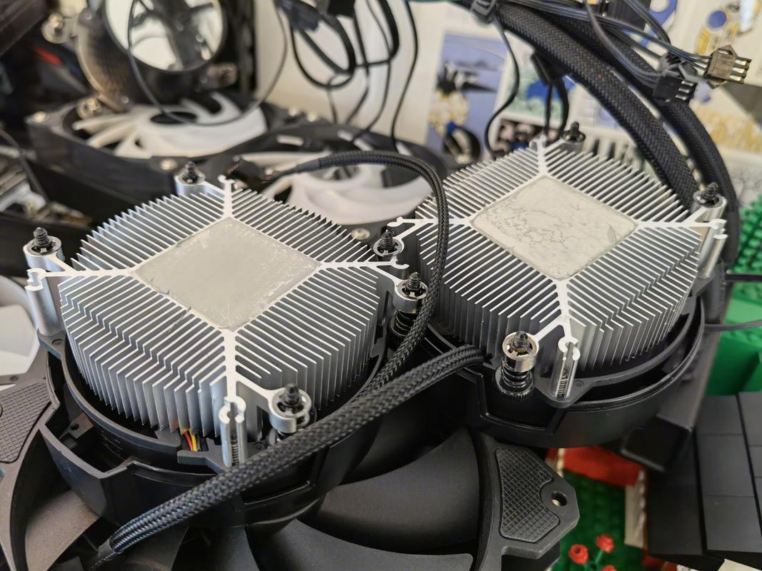 整理家里的电脑硬件破烂堆,这俩给amd的5000系列处理器用的原厂散热